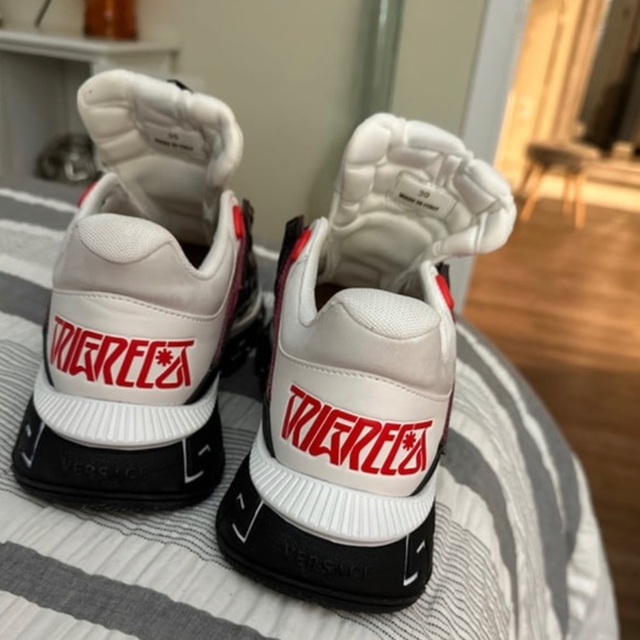 Versace - Picture 2 of 4